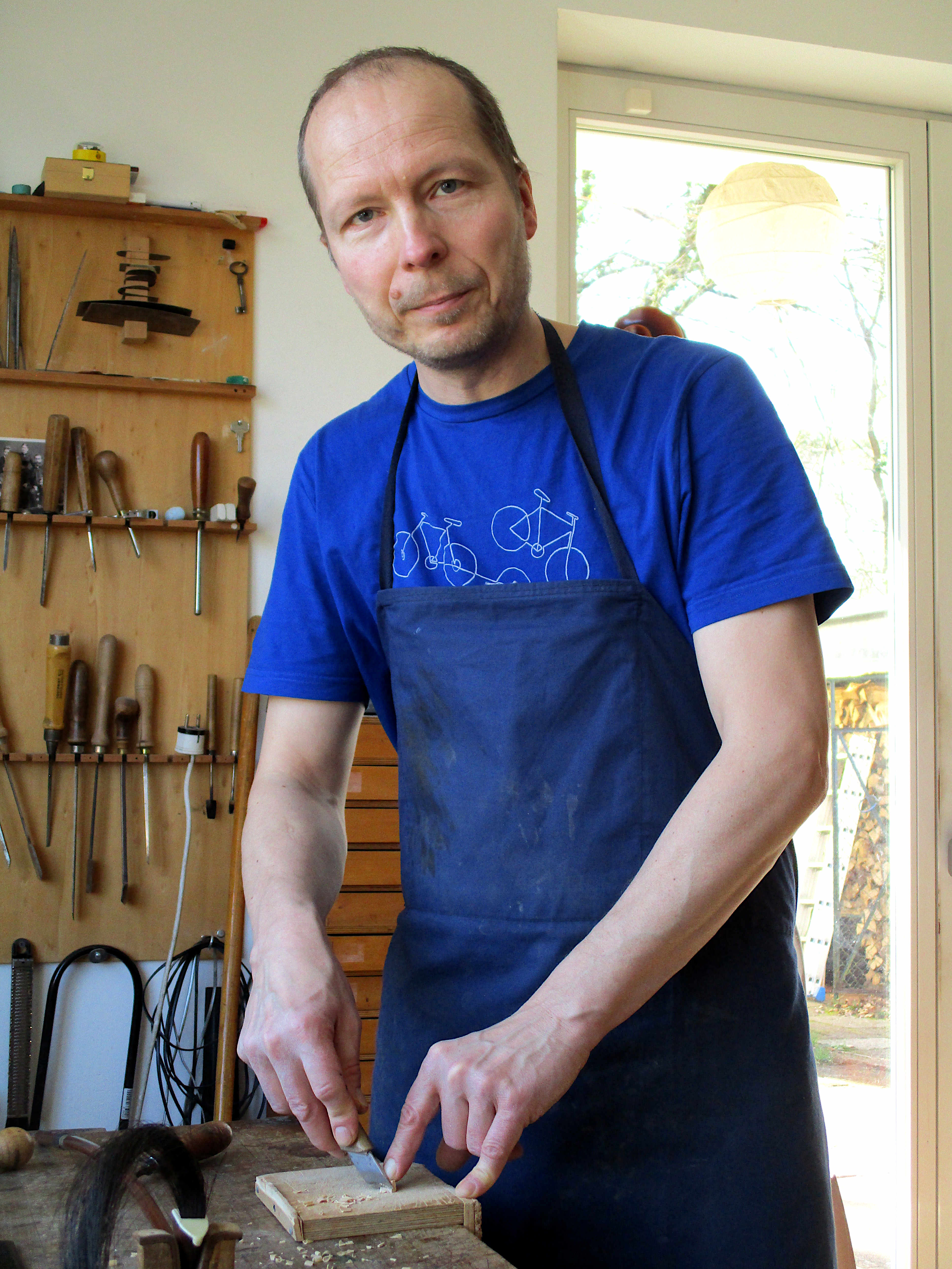 Geigenbaumeister Frank Ermer in der Werkstatt